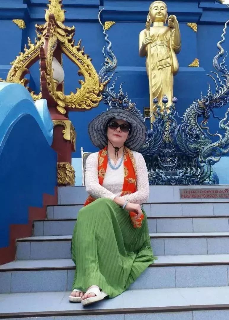 喜煞了！中国大妈外出旅游标准动作合辑！一招大雁南飞炫翻天！