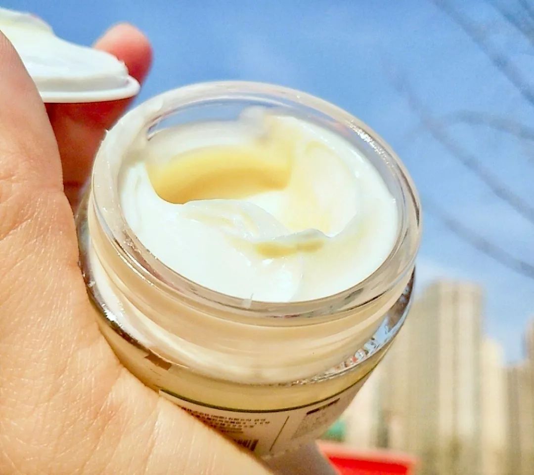 79岁英国一富婆为“除皱”，连打30年玻尿酸抗老，如今长啥样了？