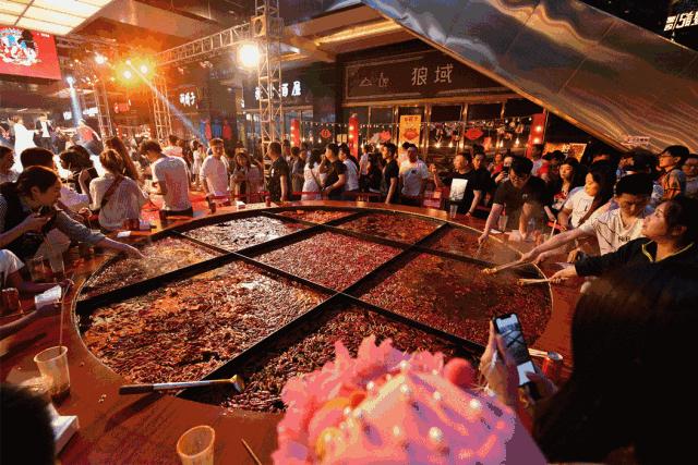 千斤龙虾山、10米巨型火锅，还有百人披萨挑战赛等你来战！这个五一让你嗨玩个够！