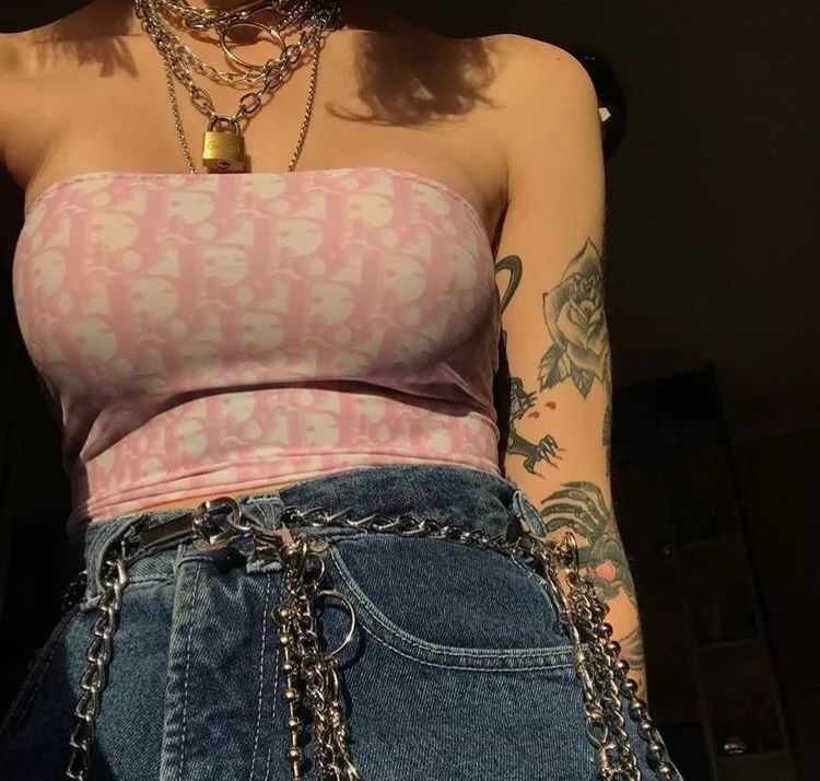 买假名牌的女孩,买假货的女生