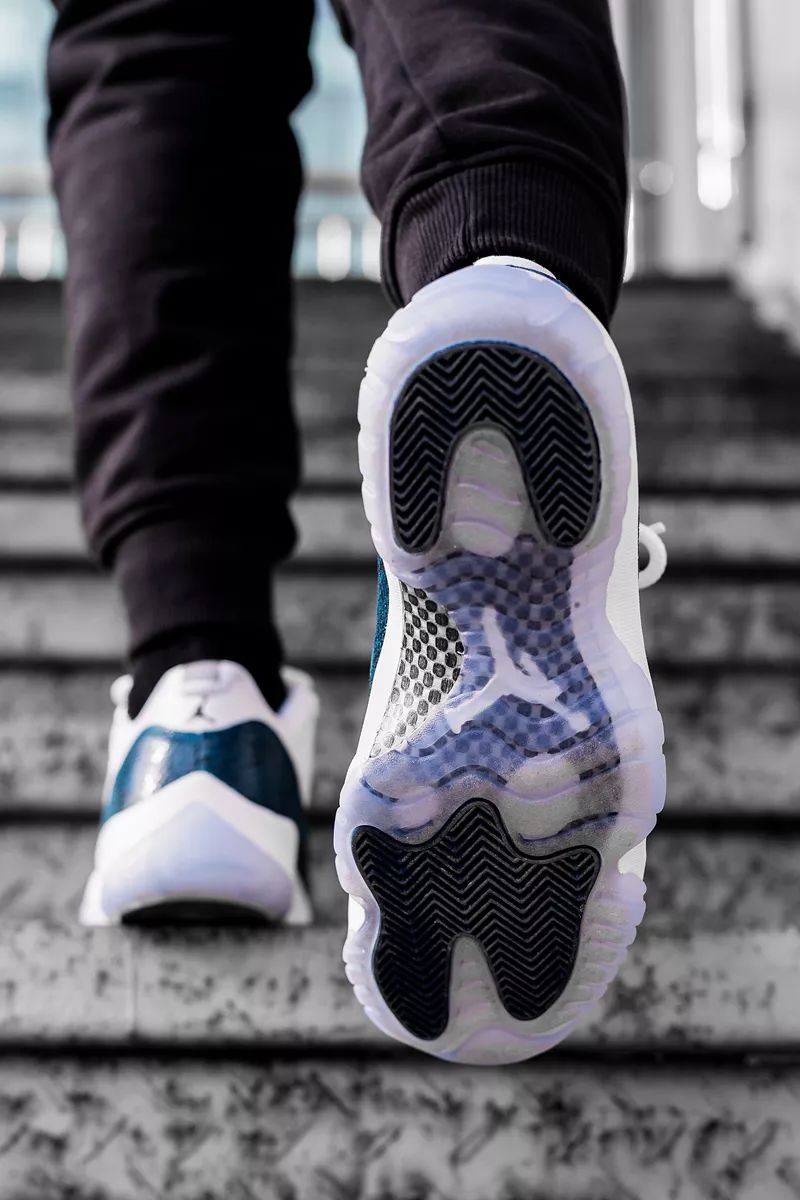 airjordan11low黑红测评,airjordan11lowwhitebred上脚图