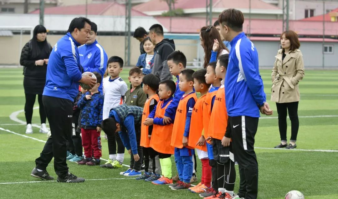 生日会的热闹没赶上？还有好戏！根伟送签名足球啦，来留言吧！