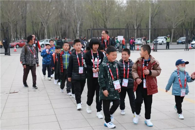 成都蓉城主场比赛球童,足球比赛开场球童手拉手视频