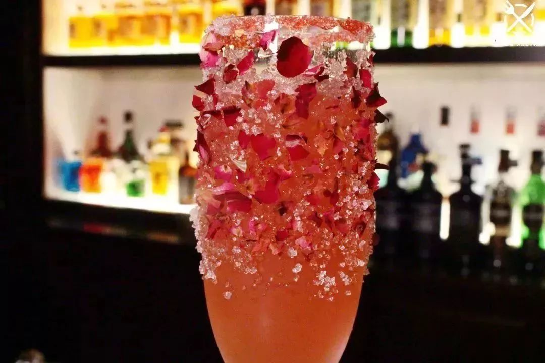 隐藏的威士忌酒柜,隐藏很深的酒