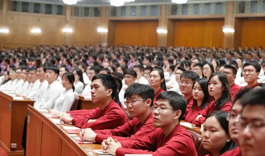 习*平近**：中国青年要追求更有高度更有境界更有品位的人生