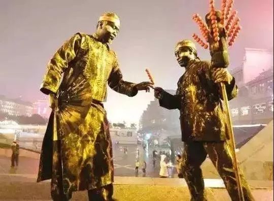 观赏川剧,采摘桑葚和观看马戏表演