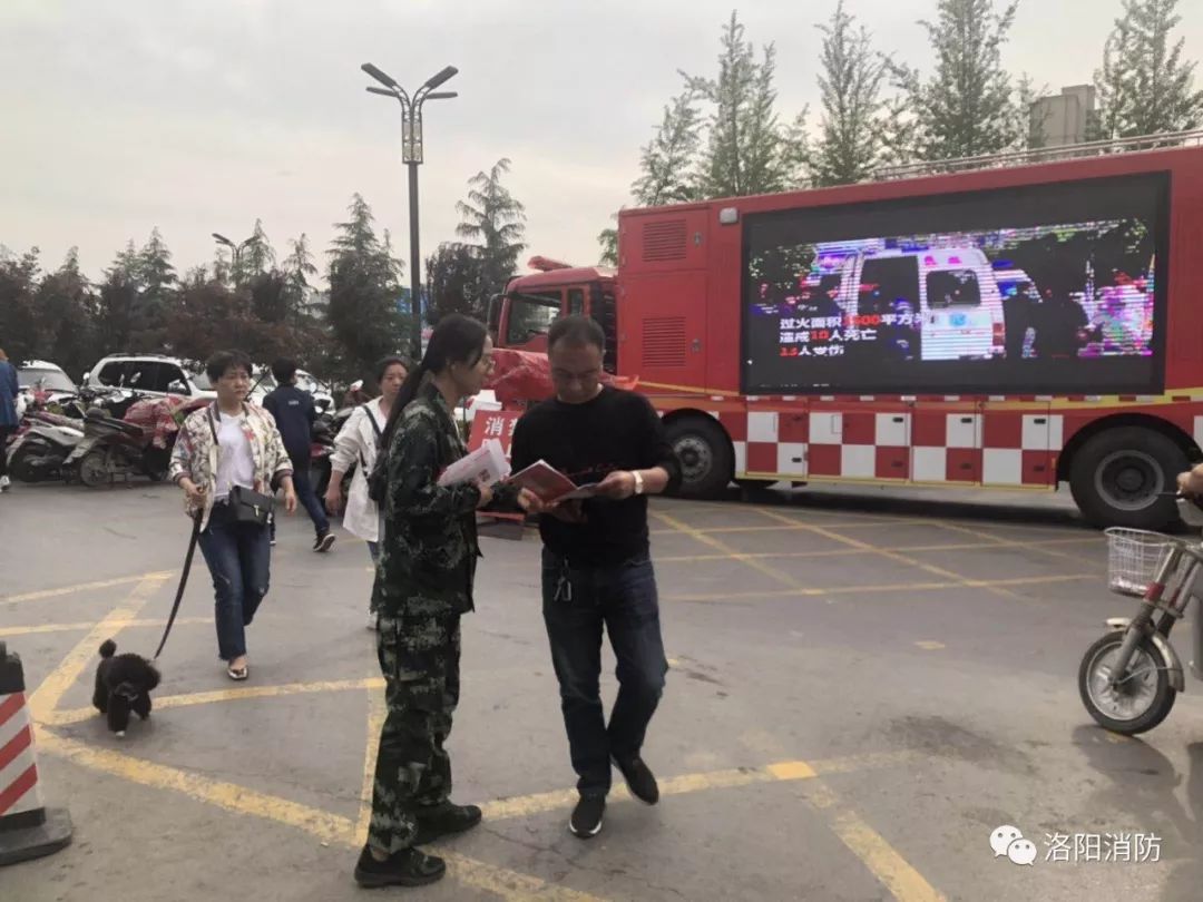 消防宣传车助阵节前安全宣传,多功能消防车进商场开展消防宣传