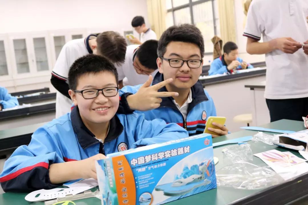 快乐体验快乐成长,快乐体验成长绘画二年级