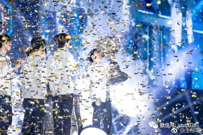 王健林重返足球场，万达体育要赴美上市？他到底在下什么棋？