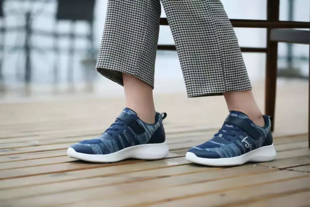 专为父母设计的健步鞋，防滑轻巧、透气时髦，我们自己穿也行！