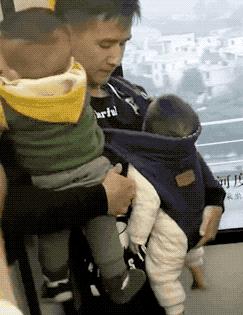 这19张照片暴露了父母的真面目,偷偷拍下的30张照片人性暴露无遗