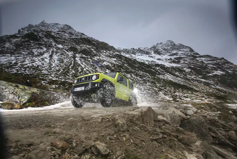 铃木吉姆尼试驾视频,硬朗的造型全新铃木吉姆尼实车