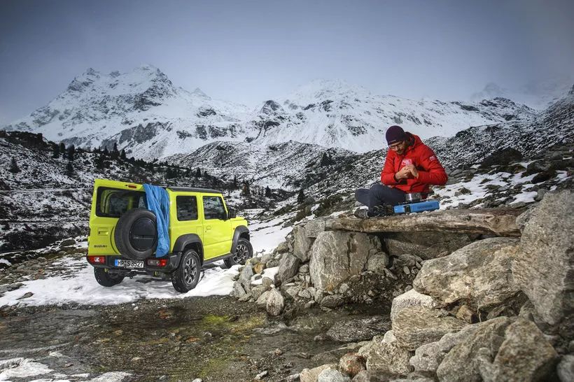 铃木吉姆尼试驾视频,硬朗的造型全新铃木吉姆尼实车