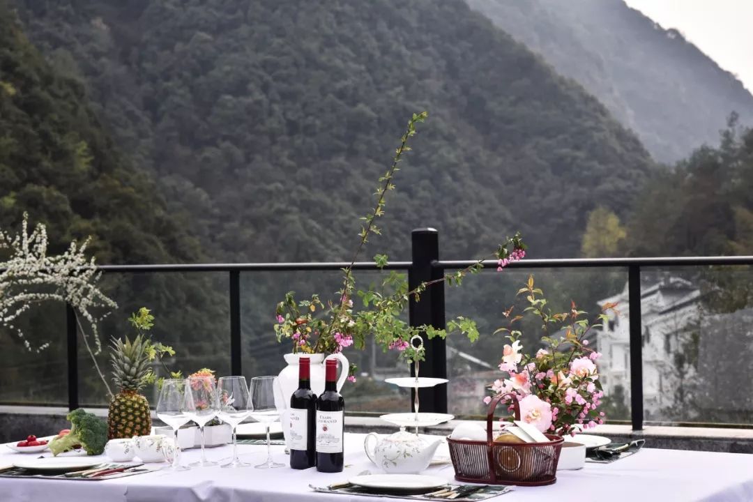 不必去芬兰了，杭州高铁1h就藏着一万颗星星的玻璃屋，过2天山野生活正好！