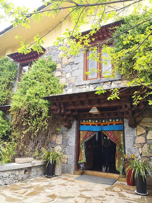 从丽江到茨中:菜场买恶魔果实、修道院酿酒士、高原油泼面……开启了无数的第一次|香格里拉环线(上)