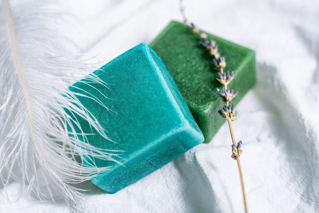 皮肤清洁出黑色的东西,皮肤挤出白色膏状很臭怎么办