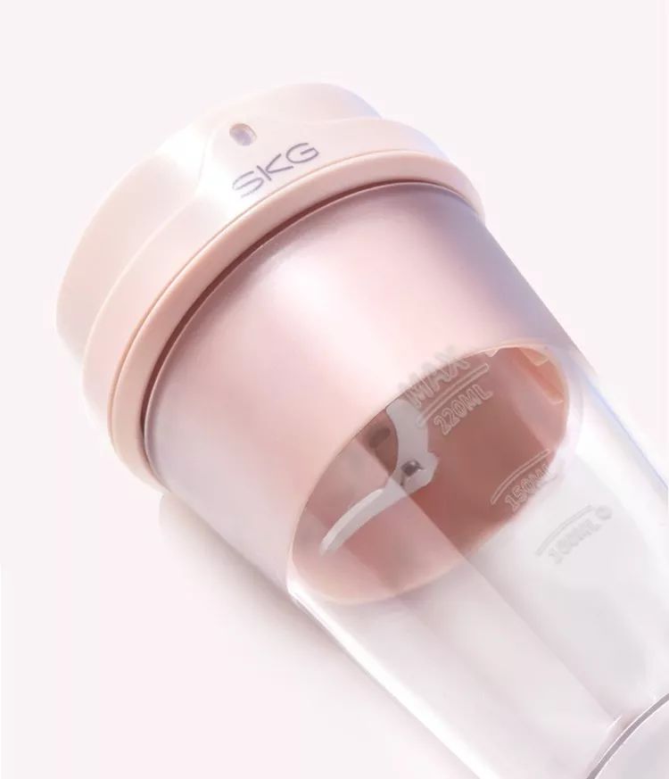 制作一杯很好喝的果汁,大家用榨汁杯榨好喝的果汁