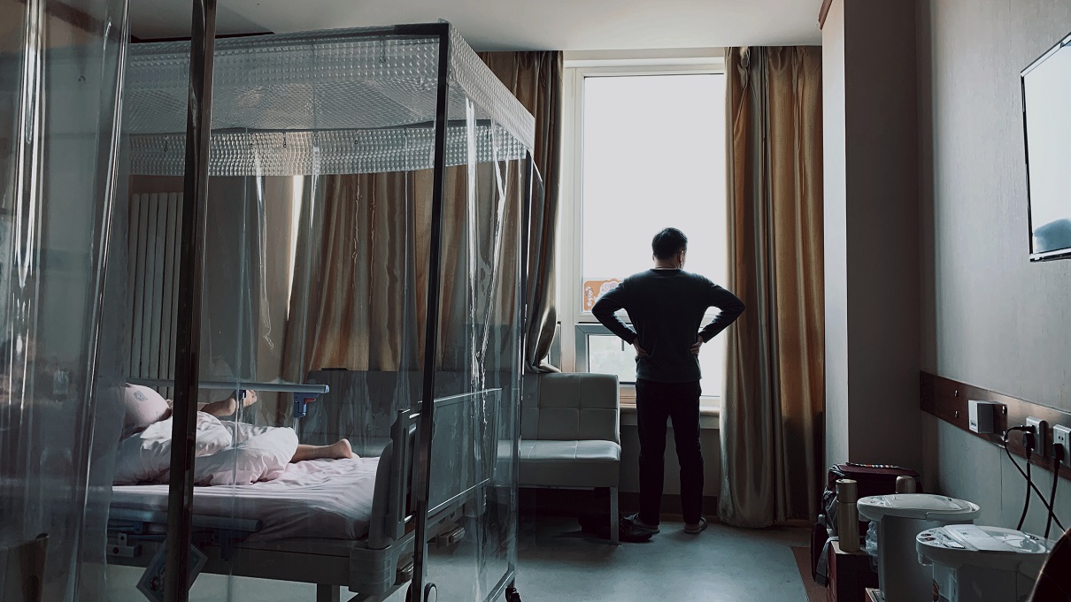 看病报销才知“人命不等价”，有人跪遍乡亲拿脸换钱，有人因为筹款，微信好友从2000人瞬间折半