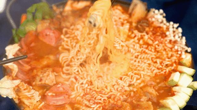 炸翻临沂的烧烤扛把子就在颐高！5.8折200串起撸才过瘾！