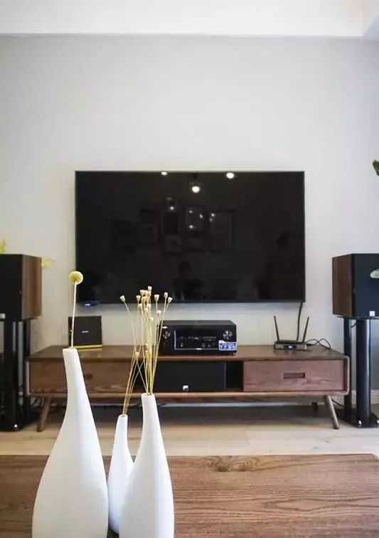 老公在卧室砌了小半堵墙愣是造出一个衣帽间，来人见了都赞不绝口