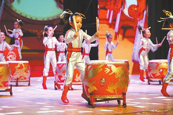 砥砺二十载谱写新华章,砥砺前行二十载奋楫扬帆谱新篇