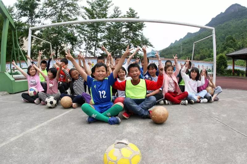 篮球场上踢足球，数学老师当教练，青川这支球队却获得了亚军！