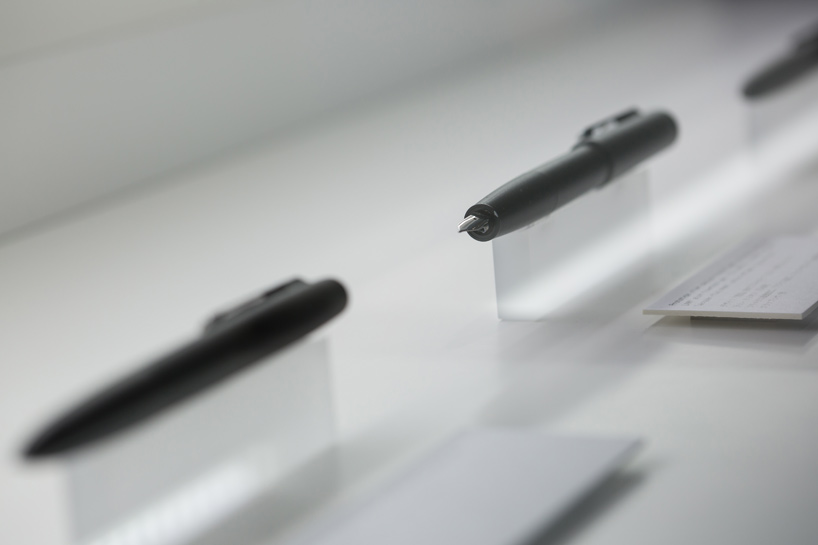 对于他来说：「奖杯」这种东西，还不如「烟灰缸」有用呢！