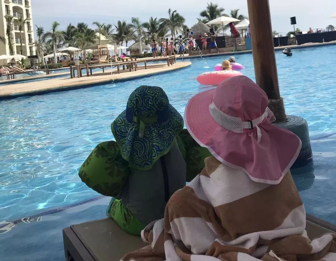 宝宝海边玩沙玩水,带娃最轻松方式莫过于挖沙