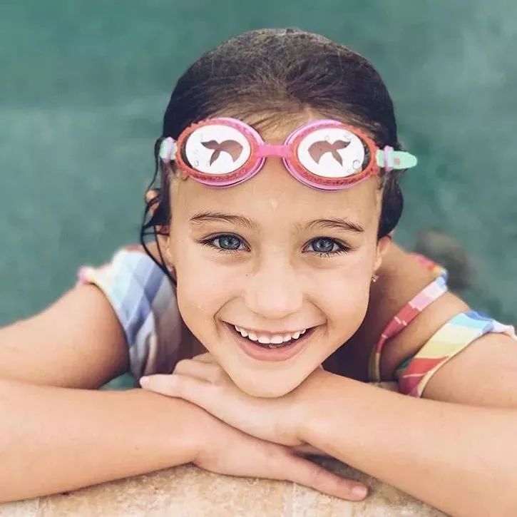 宝宝海边玩沙玩水,带娃最轻松方式莫过于挖沙