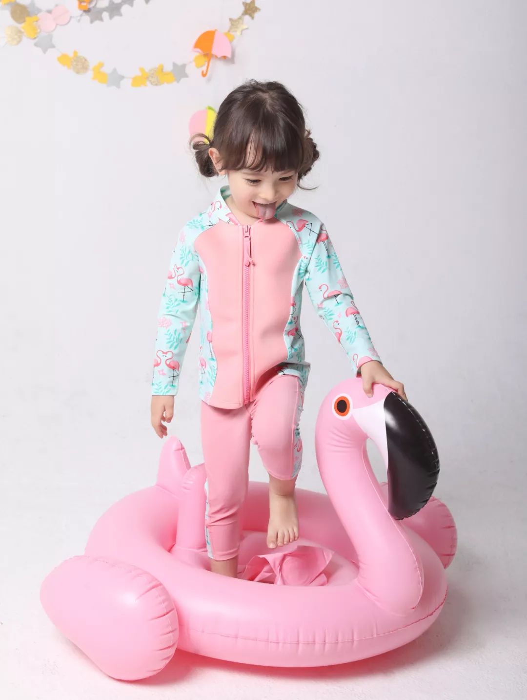 宝宝海边玩沙玩水,带娃最轻松方式莫过于挖沙