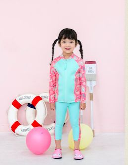 宝宝海边玩沙玩水,带娃最轻松方式莫过于挖沙