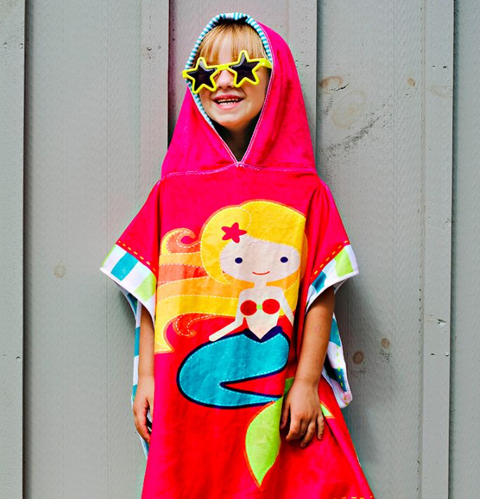 宝宝海边玩沙玩水,带娃最轻松方式莫过于挖沙