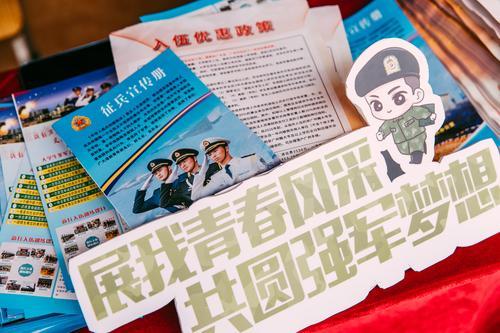 广州千余热血男儿踏上军旅路,携笔从戎绽放青春黑板报