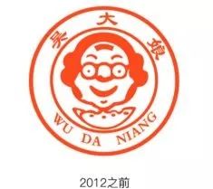 看，那些老人又在研究我们了