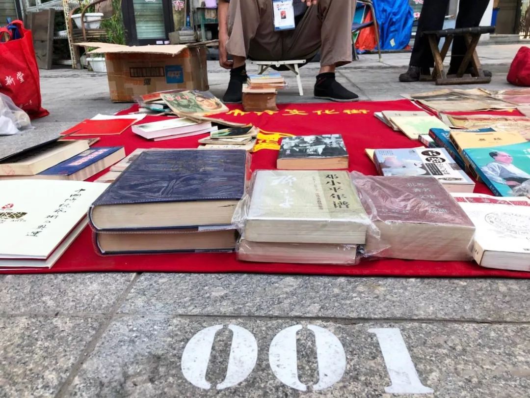 周末也交易！书迷们双休日到这里来“淘书”吧！不仅能淘到旧书，还可以交易古钱币