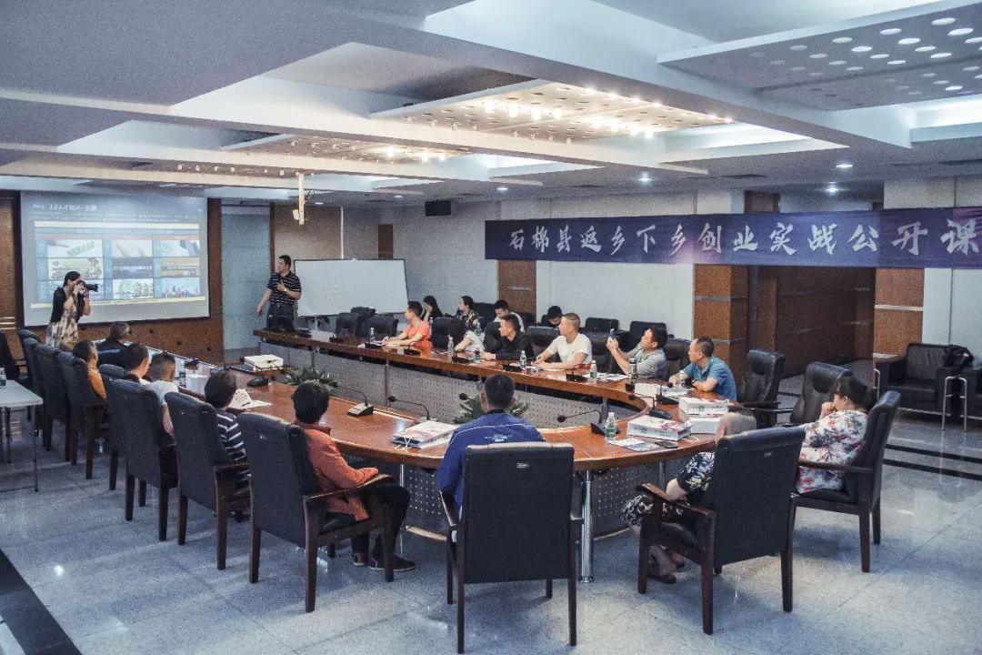 看表演吃美食,看表演吃自助的地方