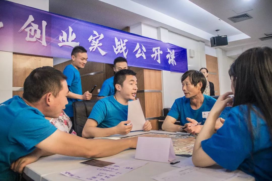 看表演吃美食,看表演吃自助的地方