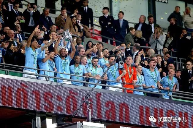 「vlog」登上球队大巴，被几万球迷包围，曼城四冠王夺冠巡游简直不能更嗨！