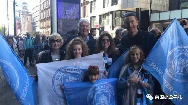 「vlog」登上球队大巴，被几万球迷包围，曼城四冠王夺冠巡游简直不能更嗨！