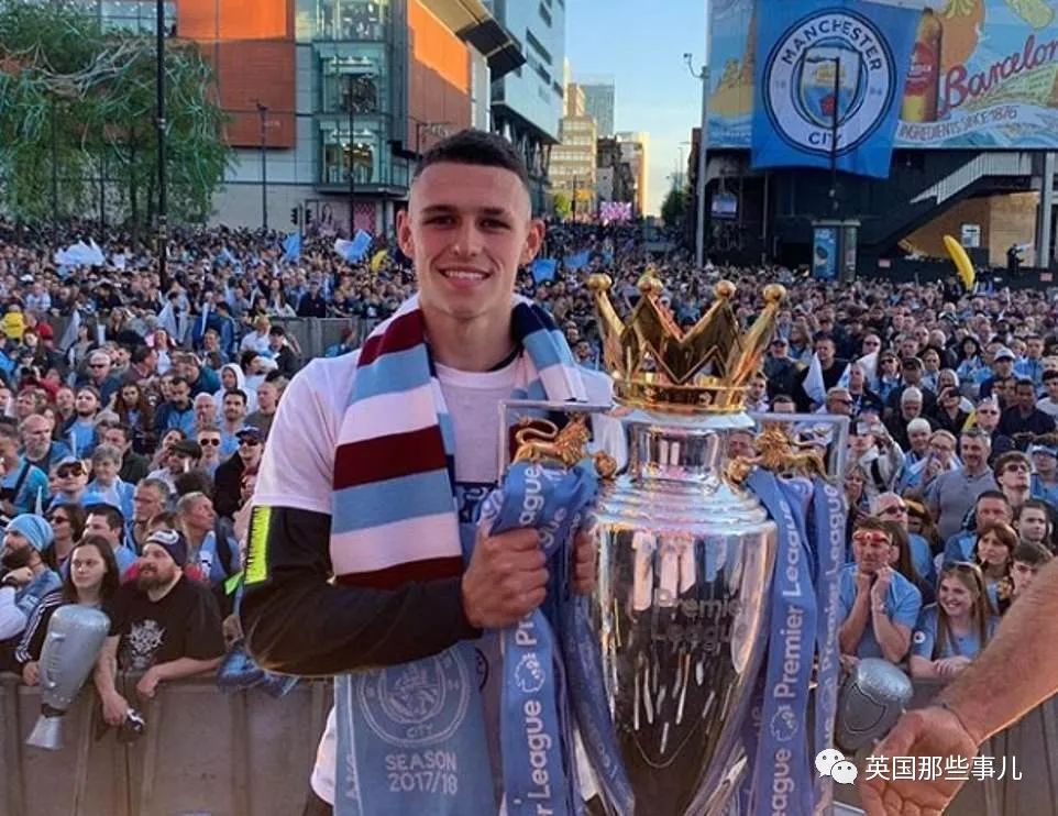 「vlog」登上球队大巴，被几万球迷包围，曼城四冠王夺冠巡游简直不能更嗨！