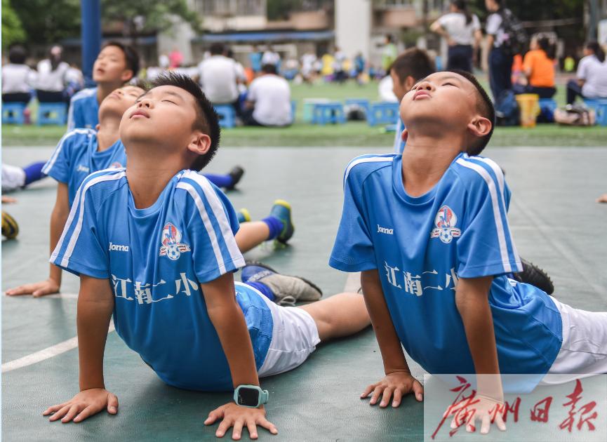 踢出“世界波”红遍全国的小学生是他！经常对着真人墙练任意球