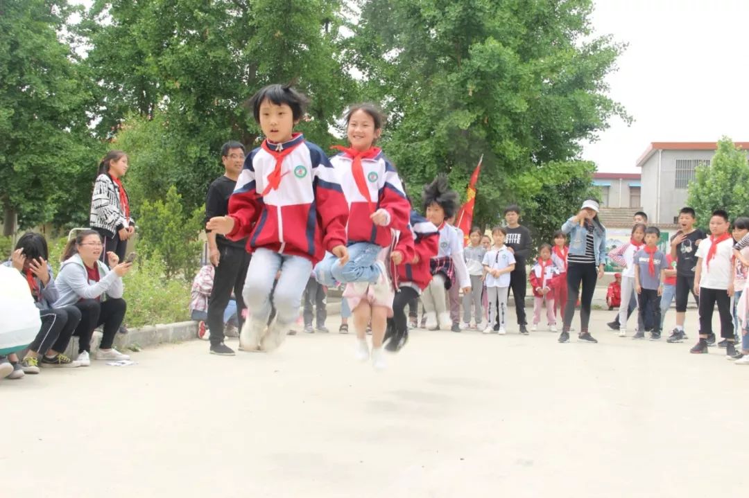 学校传承雷锋精神主题活动简报,弘扬雷锋精神汇演