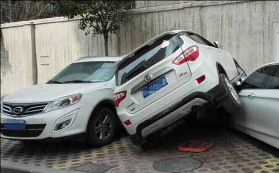 被邻居家车堵了怎么办,我家的路被别人堵上了该怎么办