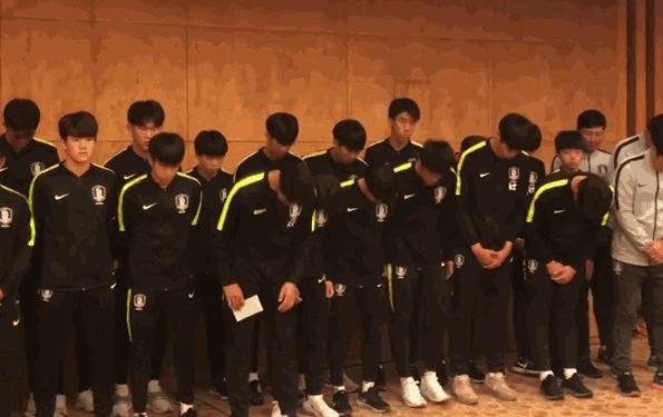 韩国队脚踩奖杯视频,韩国队赢中国队脚踩奖杯