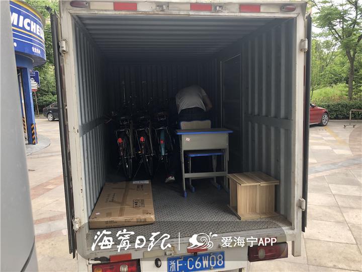 今天，海宁有61个小朋友收到神秘礼物，圆“小小心愿”