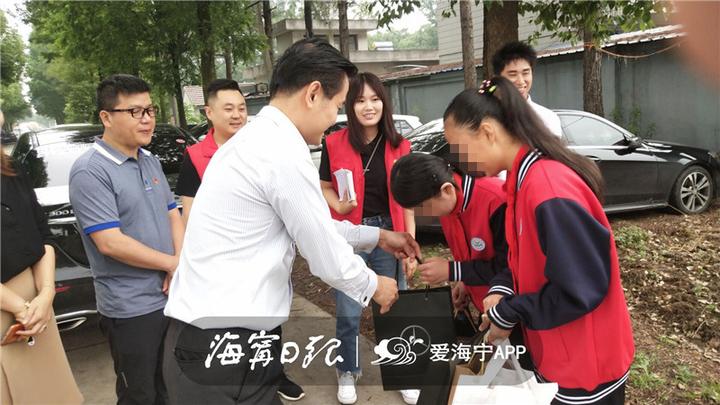 今天，海宁有61个小朋友收到神秘礼物，圆“小小心愿”