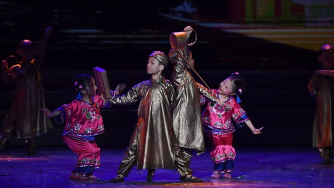 高清大图：“蓝天娃”精彩演绎《同在蓝天下》，向全国小朋友献礼