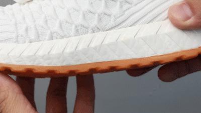 地表Zui强！暴雨蹦迪从不湿还巨暖和！比2个鸡蛋还轻，走8小时一点都不累