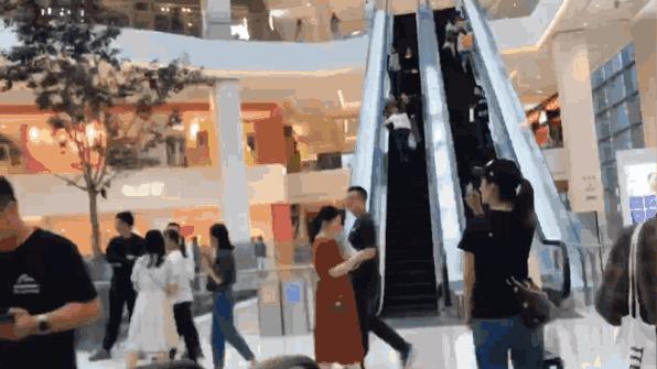 中国人多爱凑热闹？这家洋超市开业才半天，就因“挤爆”被迫关了店，连警察都出动了...