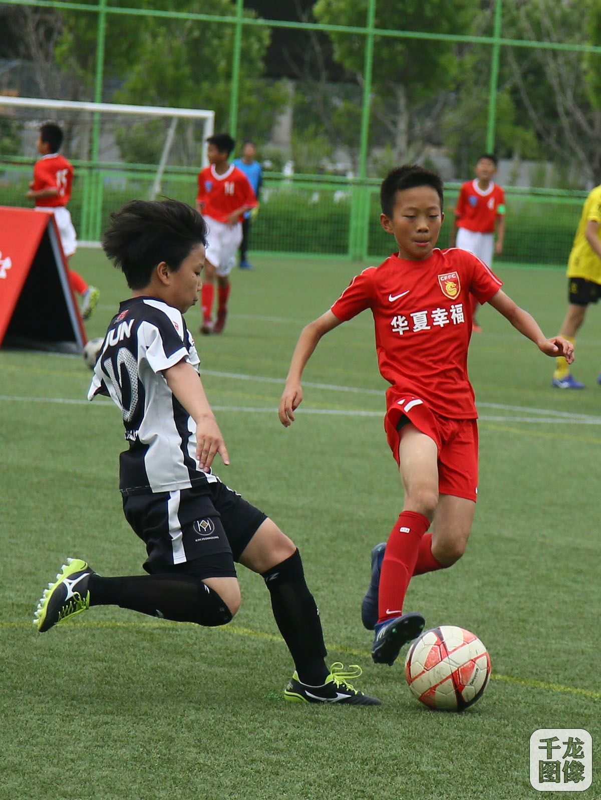 2019中韩足球少年绿茵场上过六一高鑫青训基地切磋球技比高低